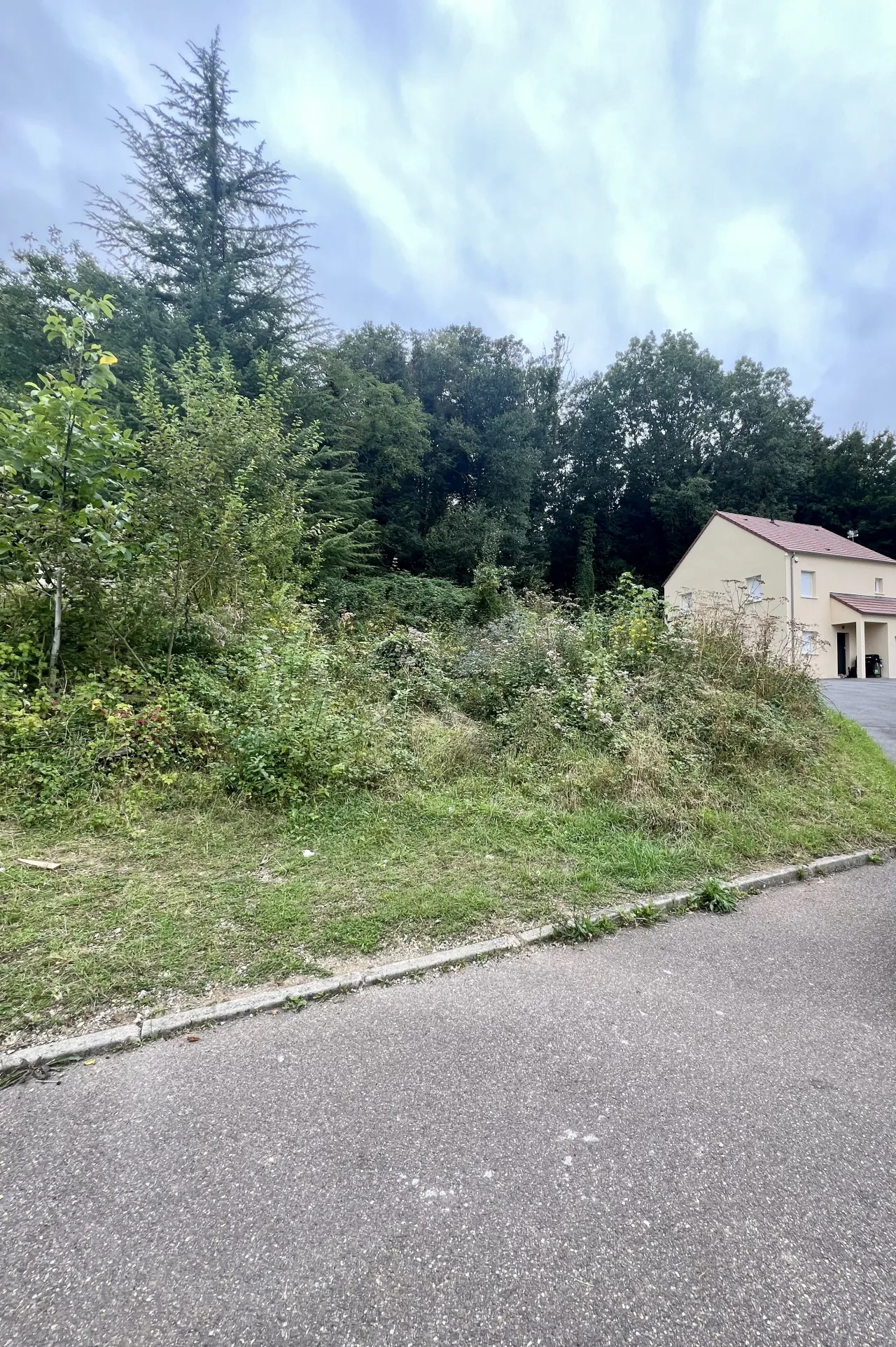 Terrain constructible de 509 m² à Hardricourt avec vue sur les forêts du Vexin 