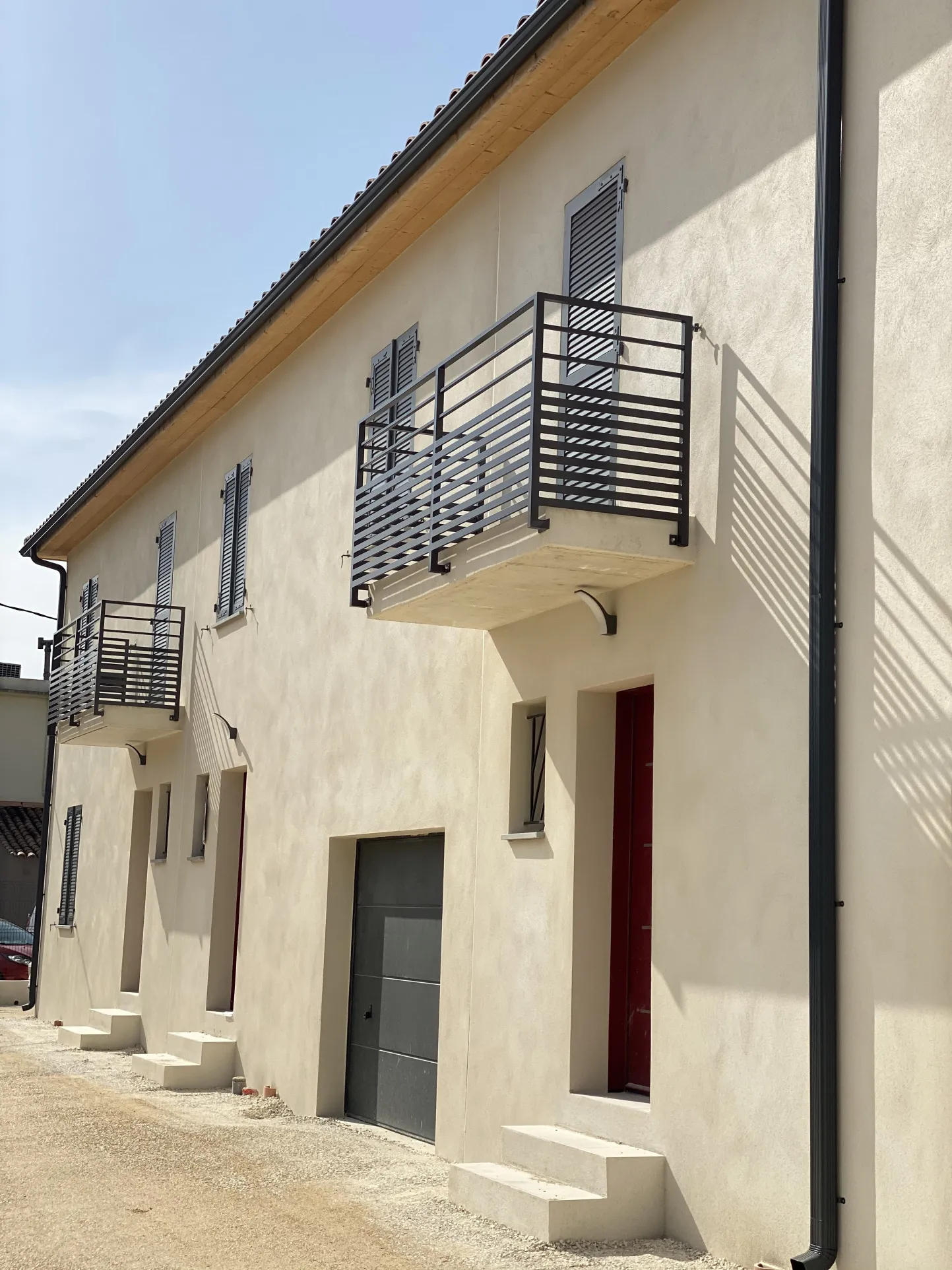 Maison moderne à vendre à Orange avec garage et cour 