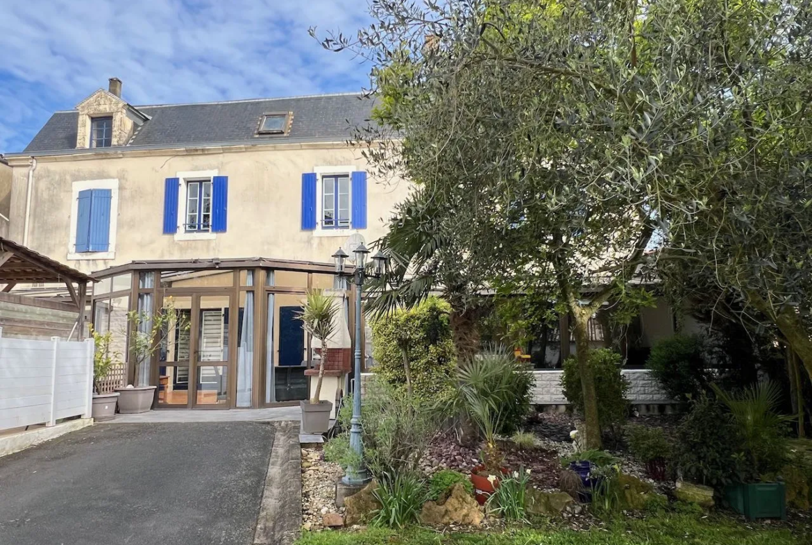 Maison de bourg à vendre à Sainte-Hermine - 244 m², jardin et garage 