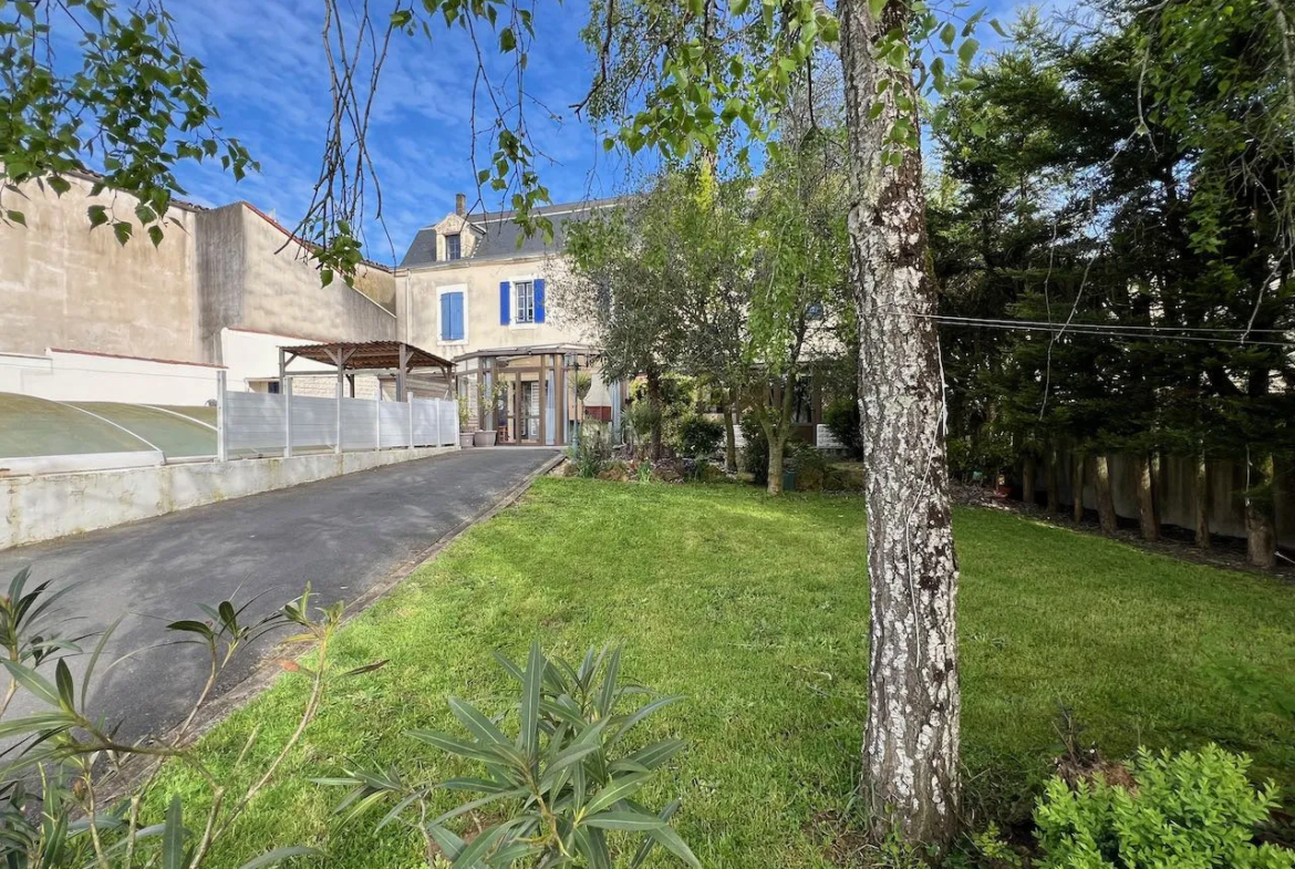 Maison de bourg à vendre à Sainte-Hermine - 244 m², jardin et garage 