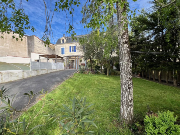 Maison de bourg à vendre à Sainte-Hermine - 244 m², jardin et garage