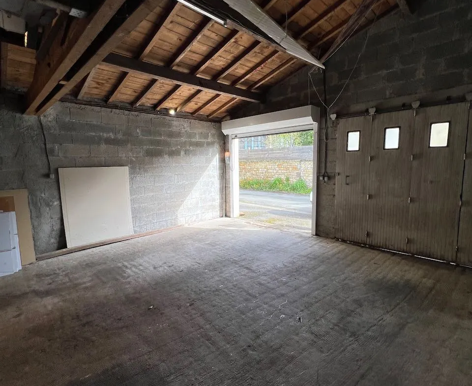 Maison de bourg à vendre à Sainte-Hermine - 244 m², jardin et garage 