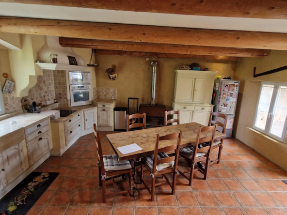 Maison en pierres avec piscine et dépendances à Pierrelatte