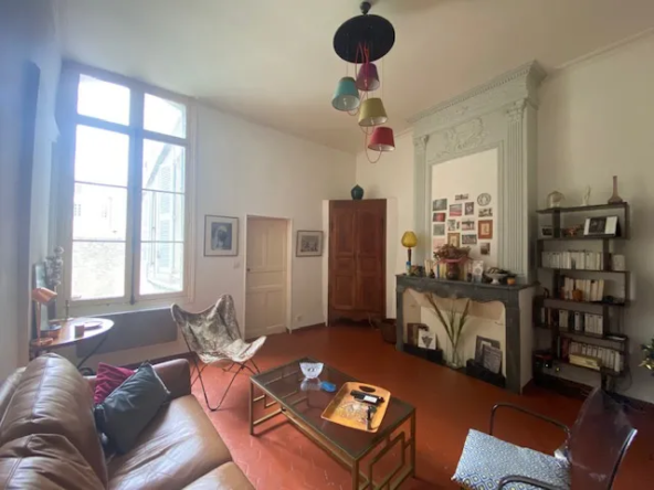 À vendre : bel appartement T3 rénové à Nîmes, proche de la Maison Carrée