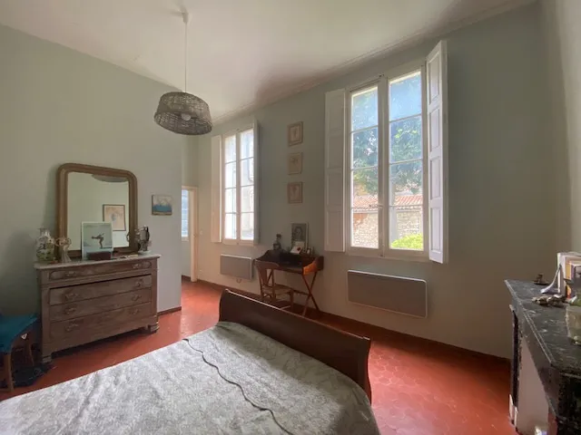 À vendre : bel appartement T3 rénové à Nîmes, proche de la Maison Carrée 