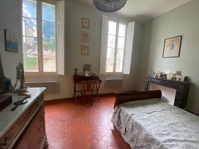 À vendre : bel appartement T3 rénové à Nîmes, proche de la Maison Carrée 