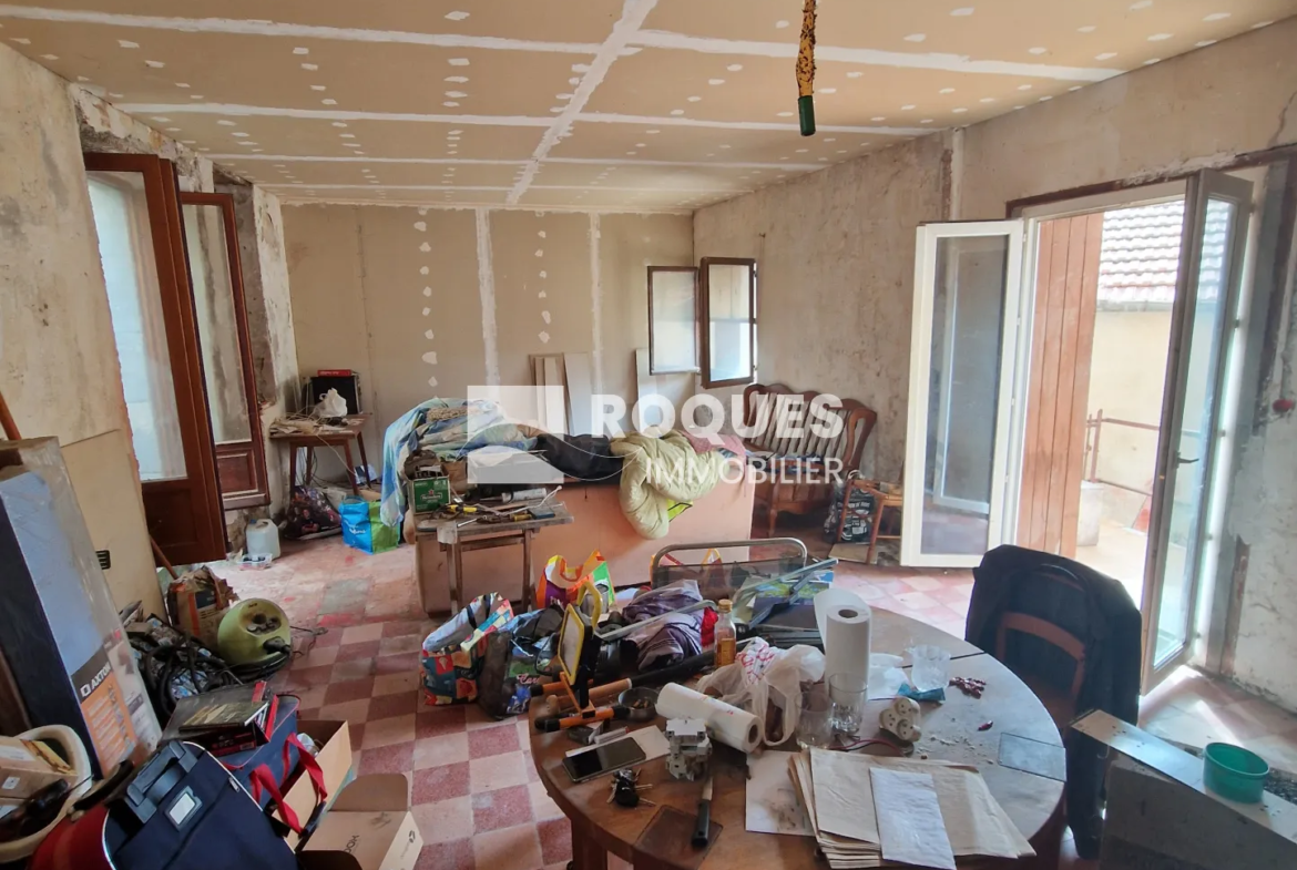 À vendre : Maison de ville à rénover à Lodève - 100 m² avec cour 