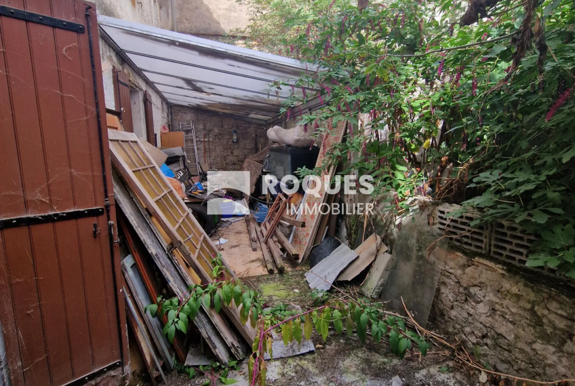 À vendre : Maison de ville à rénover à Lodève - 100 m² avec cour 