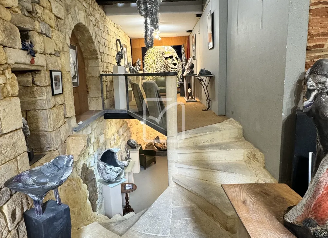 Immeuble exceptionnel à vendre à Gourdon avec galerie d'art 