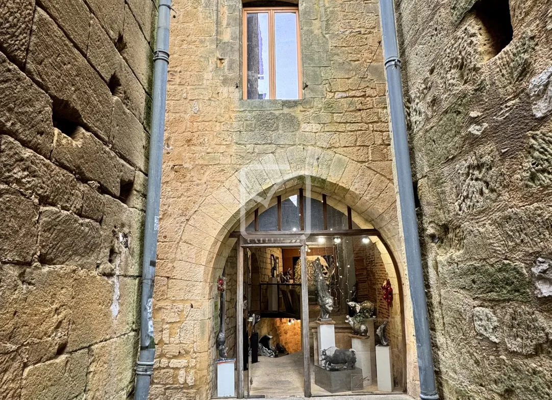 Immeuble exceptionnel à vendre à Gourdon avec galerie d'art 