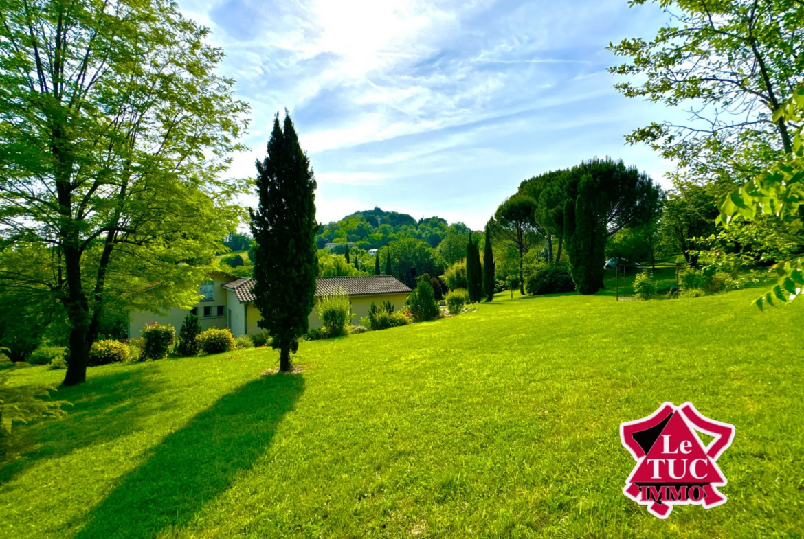 Maison contemporaine avec piscine et jardin de 5111 m2 à Penne d'Agenais 