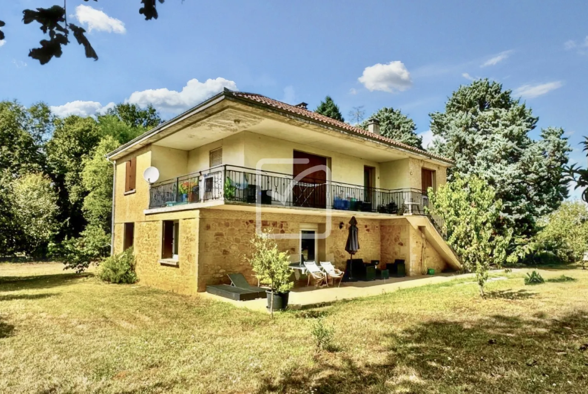 Charmante maison des années 60 avec 4 chambres et grand terrain à Gourdon 