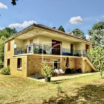 Charmante maison des années 60 avec 4 chambres et grand terrain à Gourdon