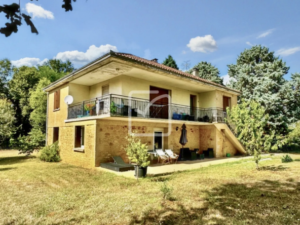 Charmante maison des années 60 avec 4 chambres et grand terrain à Gourdon