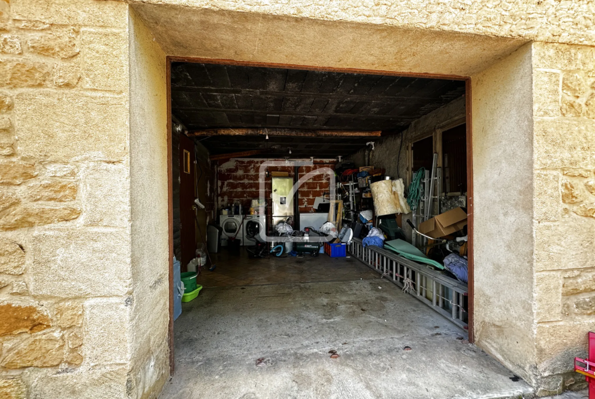 Charmante maison des années 60 avec 4 chambres et grand terrain à Gourdon 