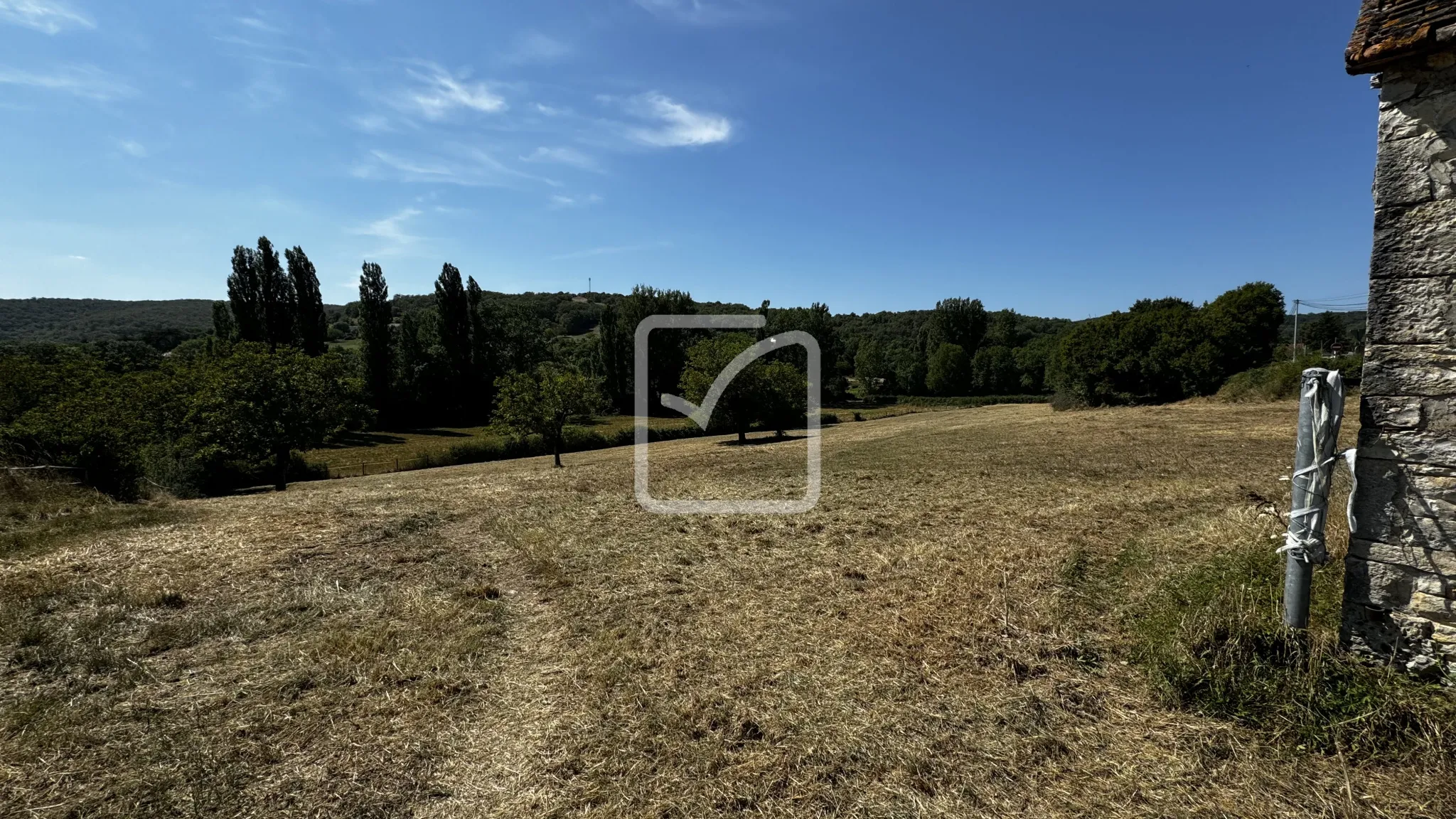 Grange en Pierres à Rénover sur Terrain de 1 Hectare à Saint Chamarand 