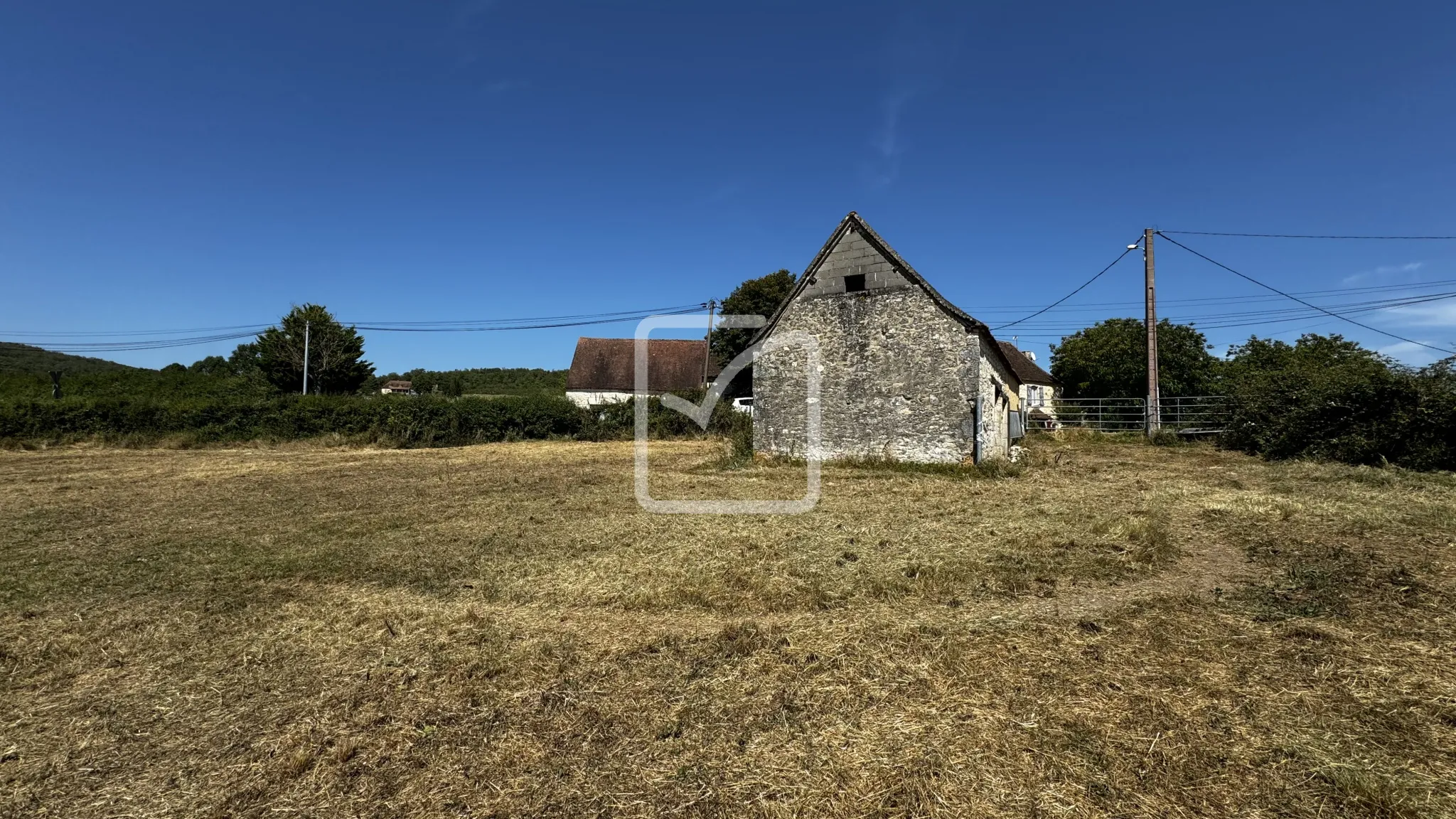 Grange en Pierres à Rénover sur Terrain de 1 Hectare à Saint Chamarand 