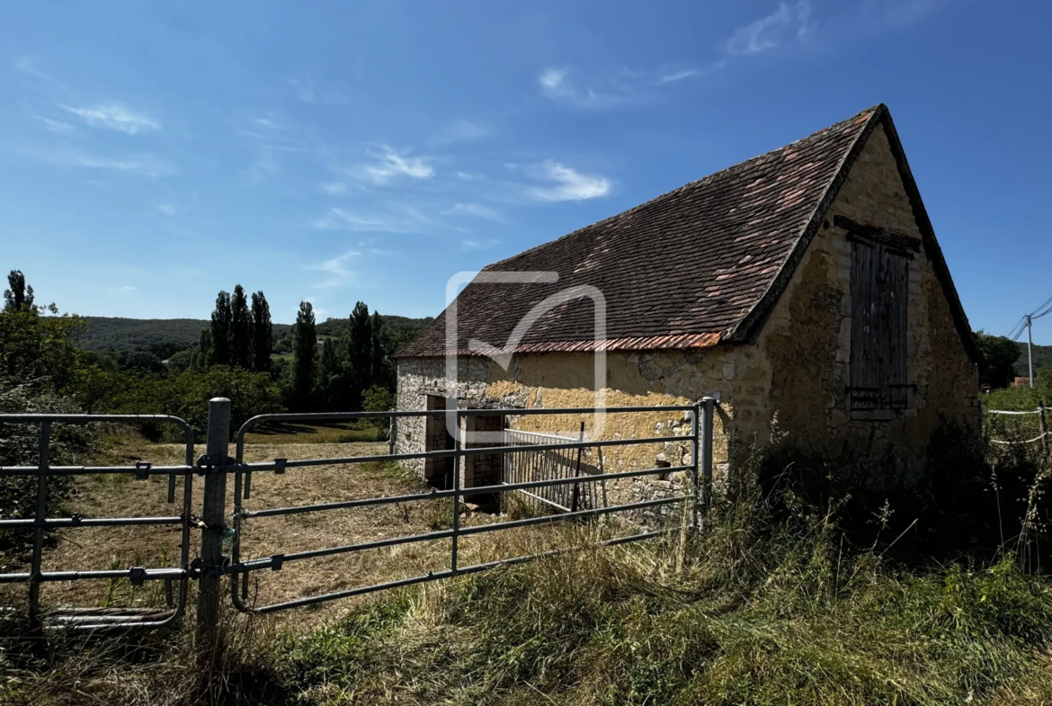 Grange en Pierres à Rénover sur Terrain de 1 Hectare à Saint Chamarand 