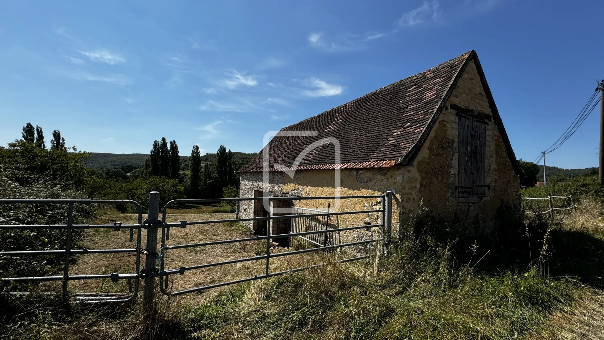 Grange en Pierres à Rénover sur Terrain de 1 Hectare à Saint Chamarand 