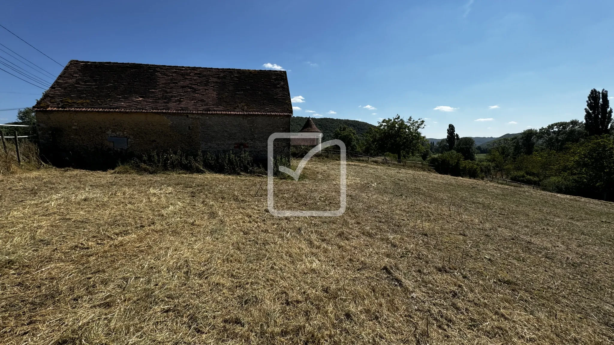 Grange en Pierres à Rénover sur Terrain de 1 Hectare à Saint Chamarand 