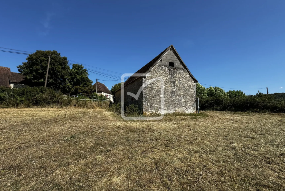 Grange en Pierres à Rénover sur Terrain de 1 Hectare à Saint Chamarand 