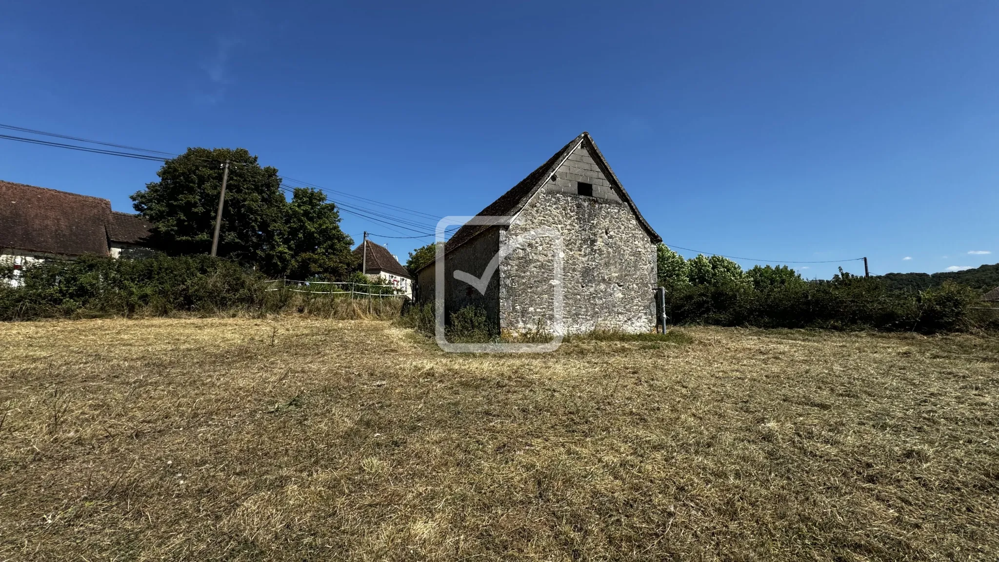 Grange en Pierres à Rénover sur Terrain de 1 Hectare à Saint Chamarand 