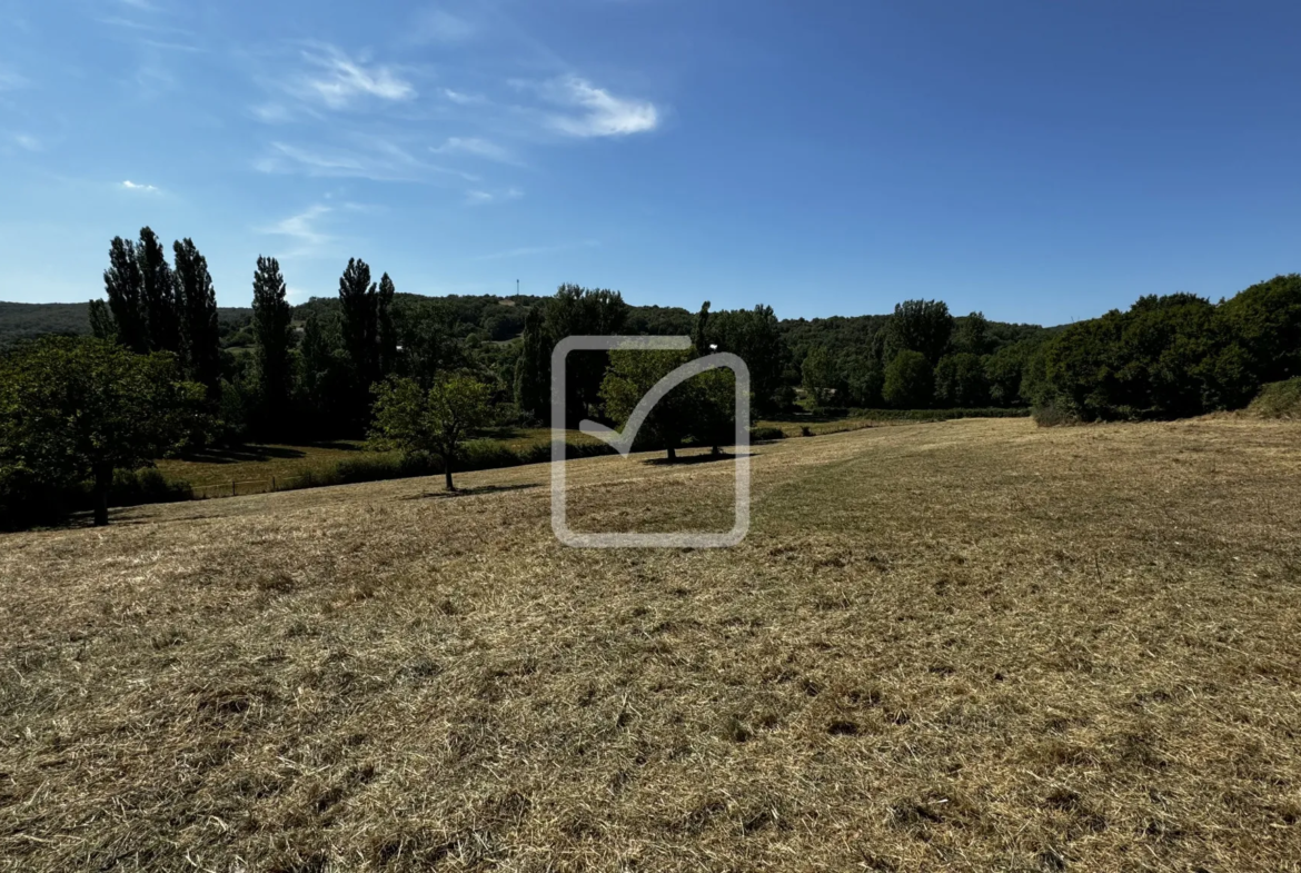 Grange en Pierres à Rénover sur Terrain de 1 Hectare à Saint Chamarand 