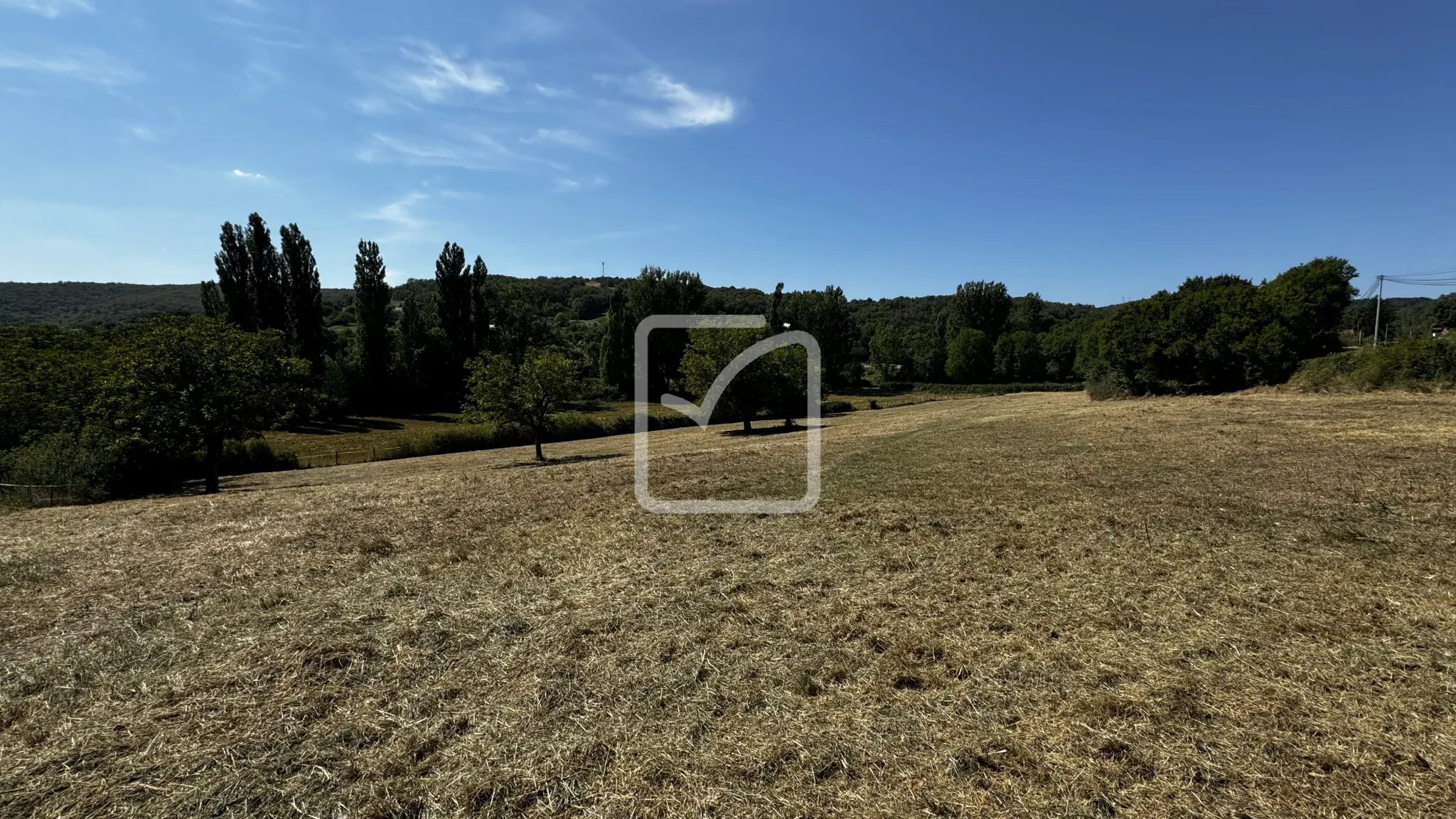 Grange en Pierres à Rénover sur Terrain de 1 Hectare à Saint Chamarand 