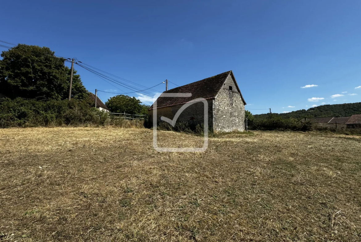 Grange en Pierres à Rénover sur Terrain de 1 Hectare à Saint Chamarand 