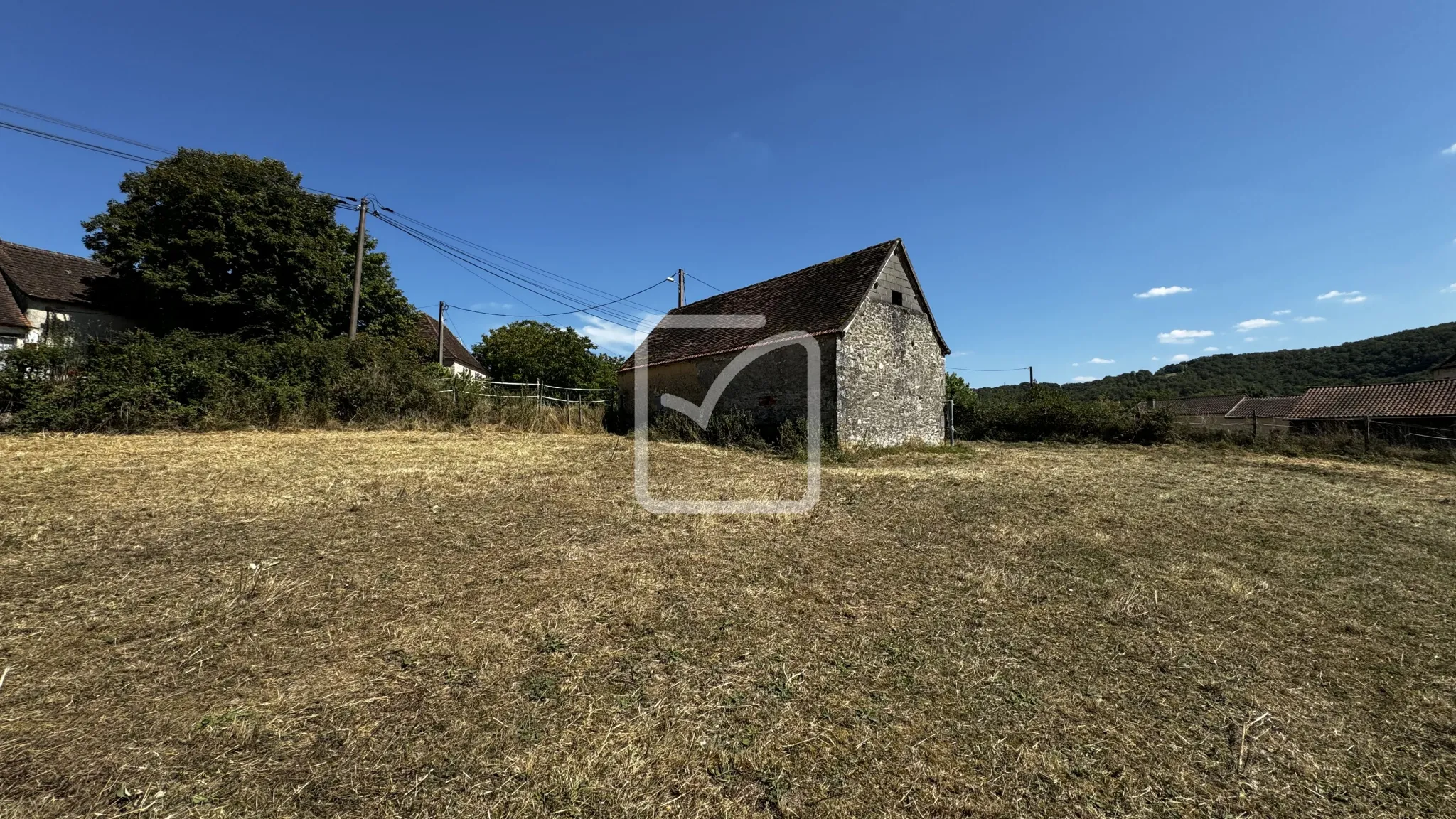 Grange en Pierres à Rénover sur Terrain de 1 Hectare à Saint Chamarand 