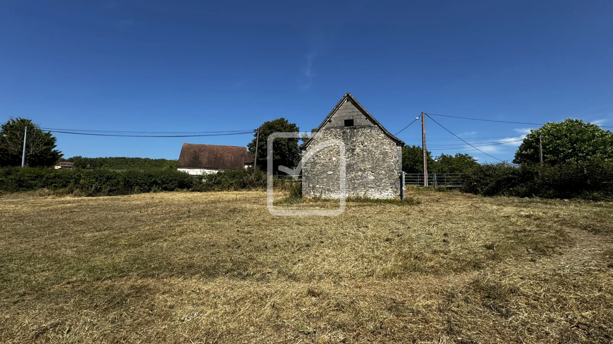 Grange en Pierres à Rénover sur Terrain de 1 Hectare à Saint Chamarand 