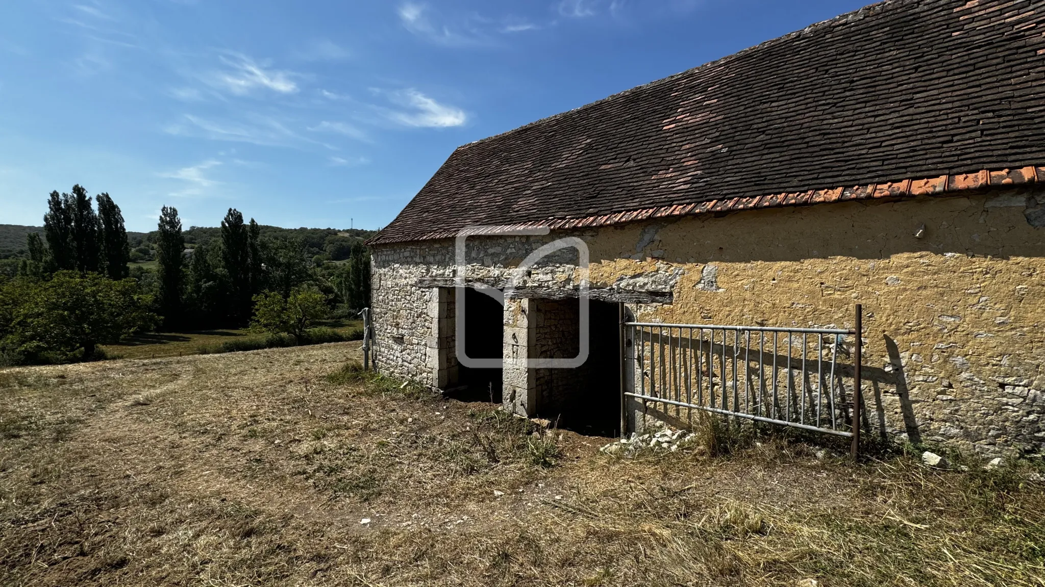 Grange en Pierres à Rénover sur Terrain de 1 Hectare à Saint Chamarand 