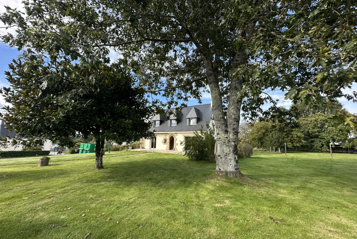 À vendre : Maison familiale à Baud avec grand terrain et nombreuses possibilités 