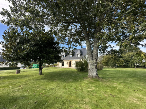 À vendre : Maison familiale à Baud avec grand terrain et nombreuses possibilités