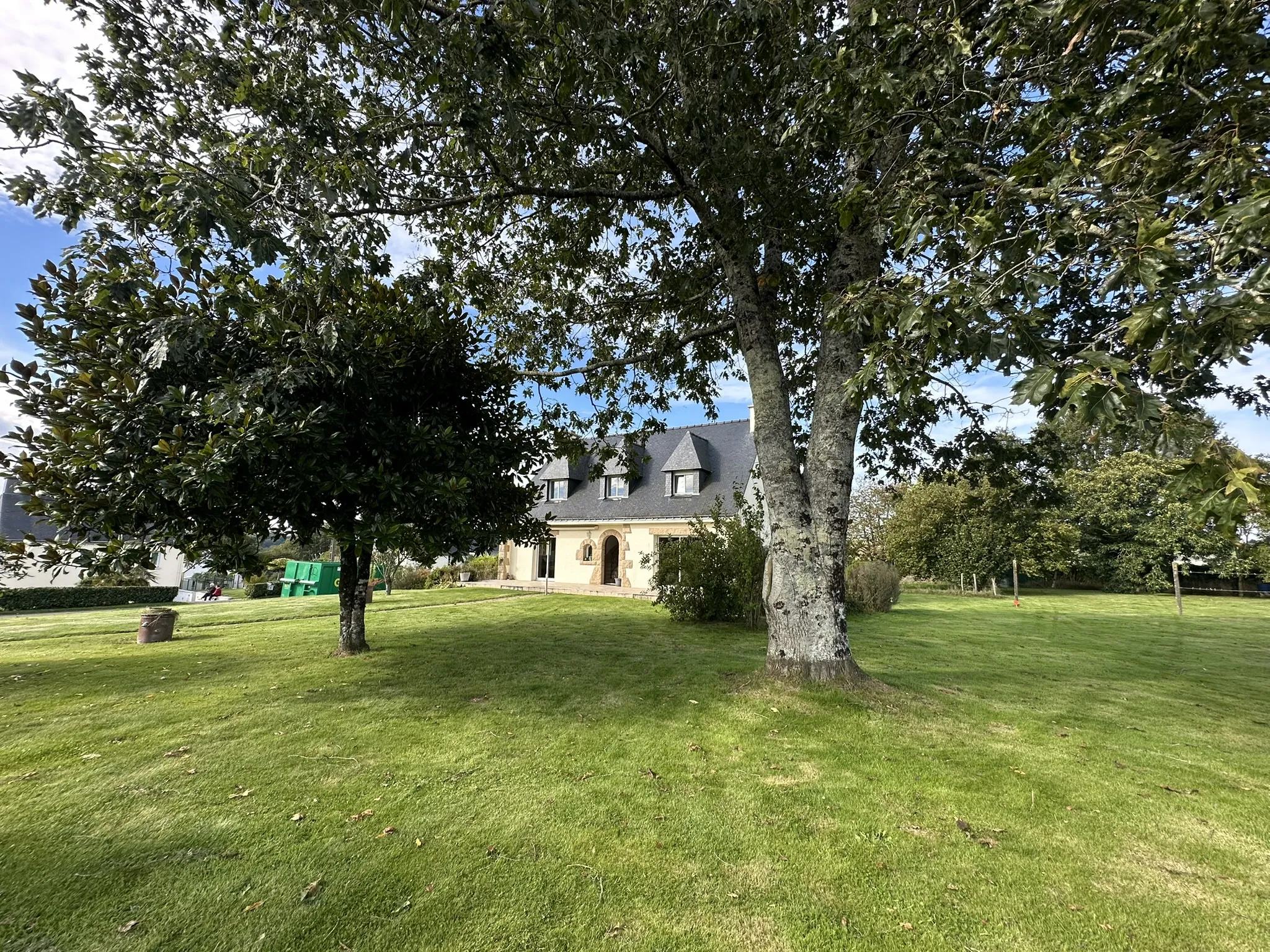 À vendre : Maison familiale à Baud avec grand terrain et nombreuses possibilités 