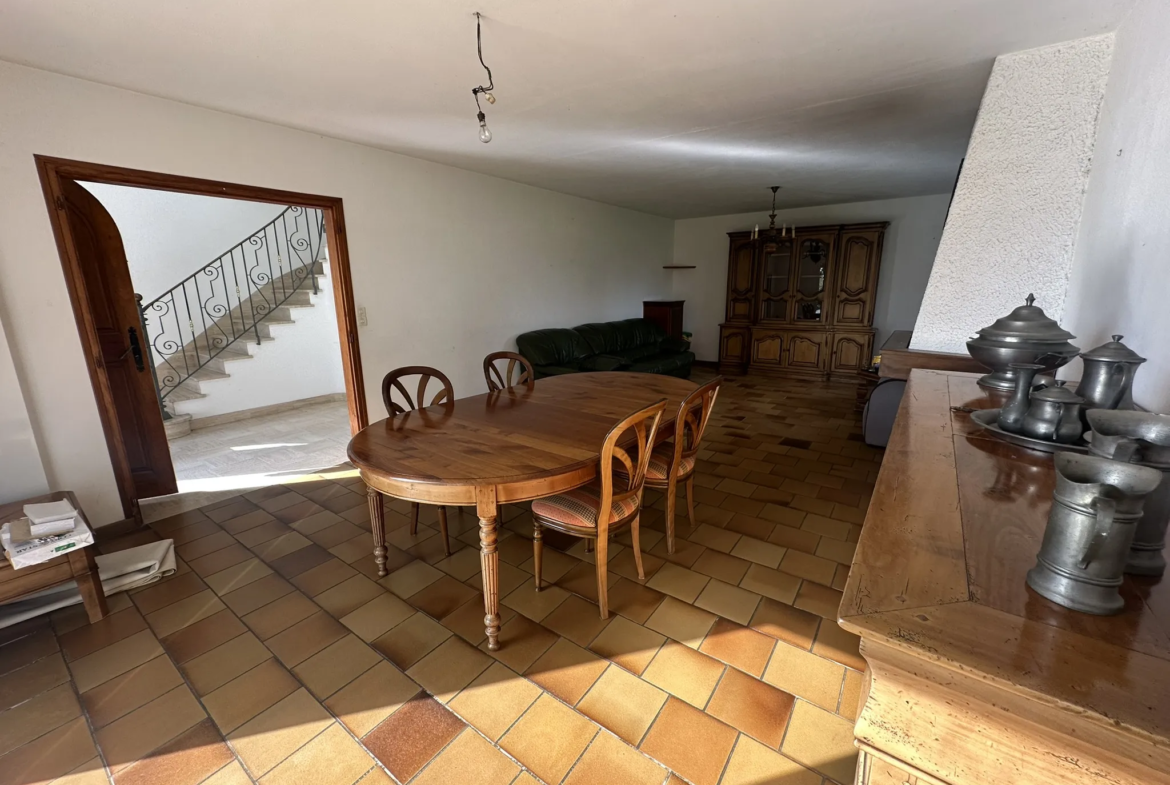 À vendre : Maison familiale à Baud avec grand terrain et nombreuses possibilités 