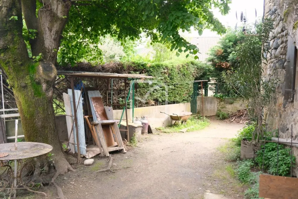 Charmant appartement de 74 m2 à Lalevade d'Ardèche avec cour commune 