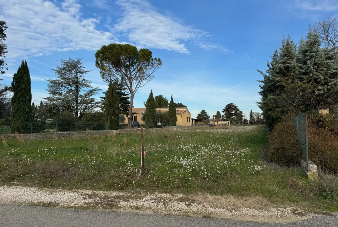 Terrain constructible de 1159 m2 à Sainte Cécile les Vignes 