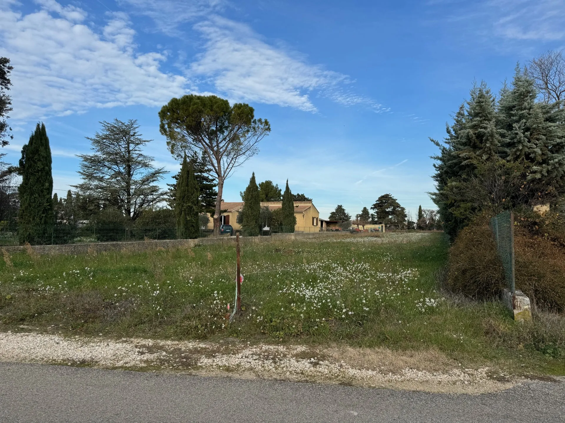 Terrain constructible de 1159 m2 à Sainte Cécile les Vignes 