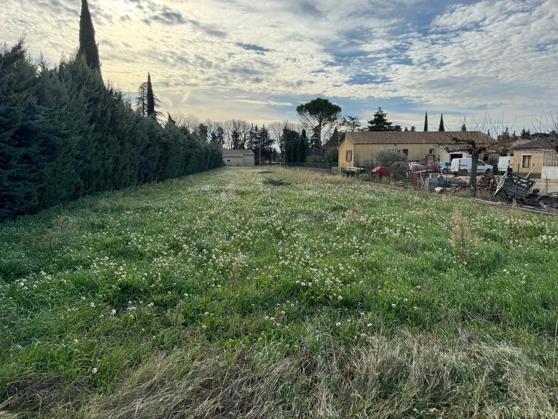 Terrain constructible de 1159 m2 à Sainte Cécile les Vignes 