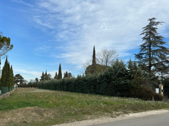 Terrain constructible de 1159 m2 à Sainte Cécile les Vignes