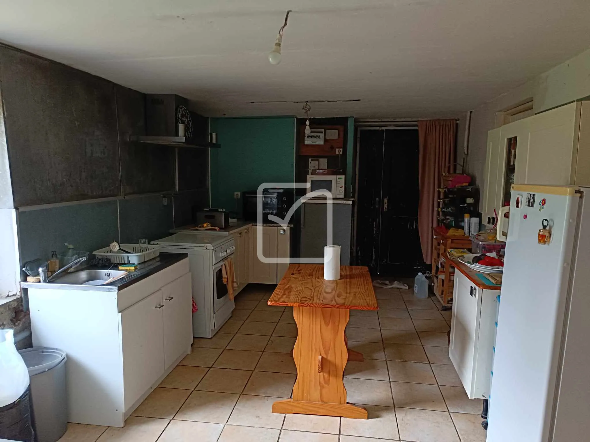 Grande maison avec beau potentiel à Mohon, 323 m2 sur 3200 m2 