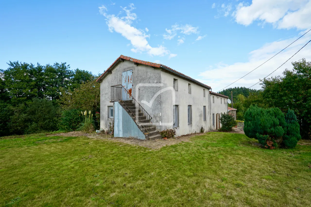 Maison à rafraîchir avec 3 chambres proche de Courlay 