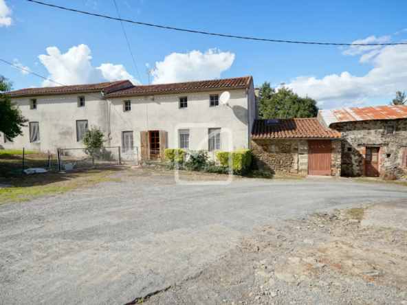 Maison à rafraîchir avec 3 chambres proche de Courlay