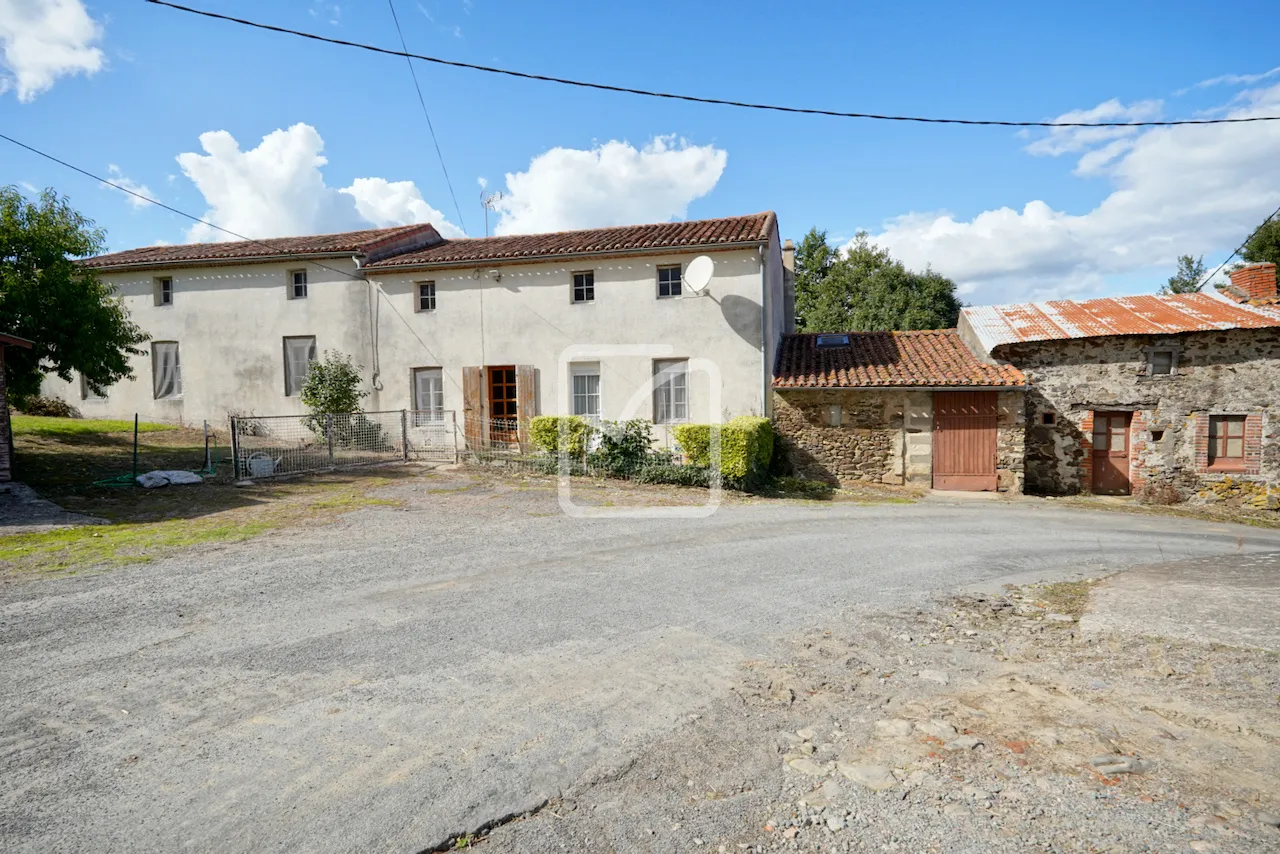 Maison à rafraîchir avec 3 chambres proche de Courlay 