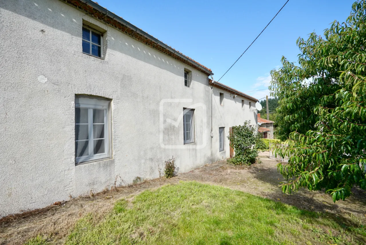 Maison à rafraîchir avec 3 chambres proche de Courlay 