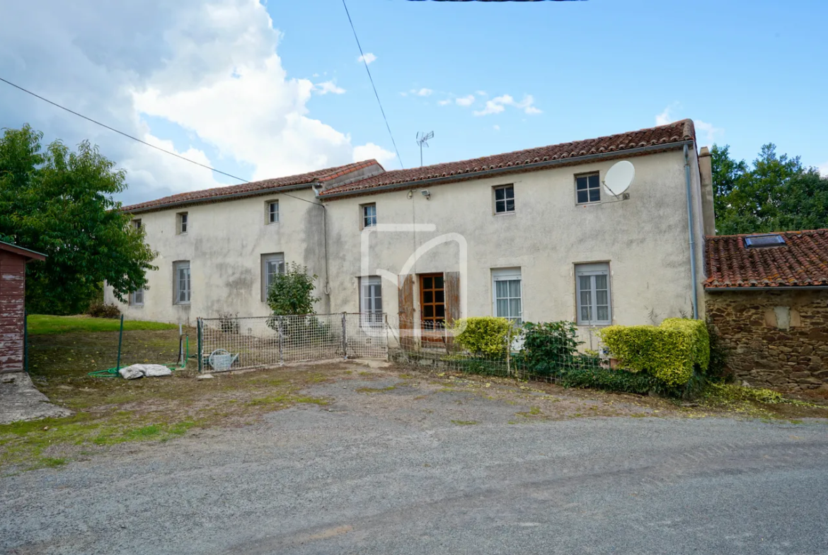 Maison à rafraîchir avec 3 chambres proche de Courlay 