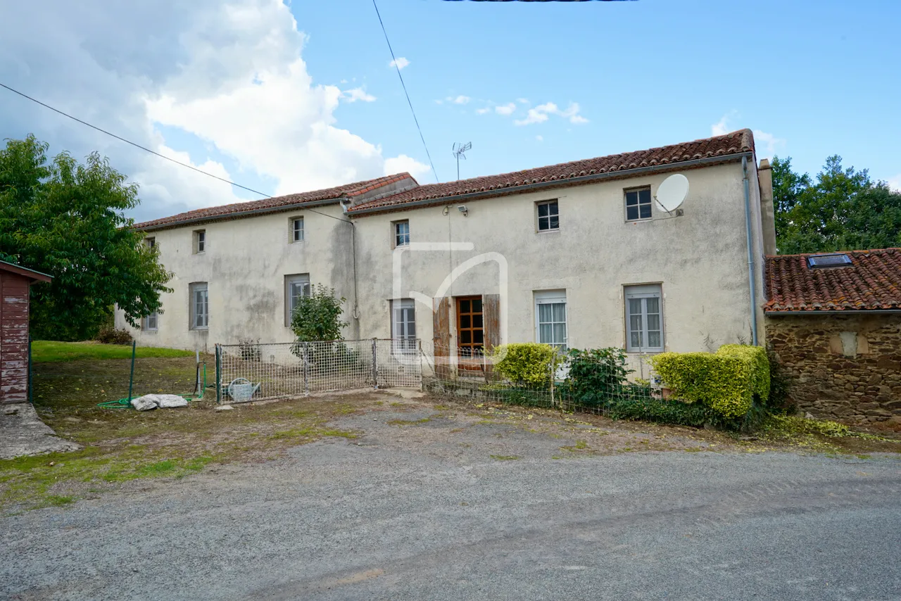 Maison à rafraîchir avec 3 chambres proche de Courlay 