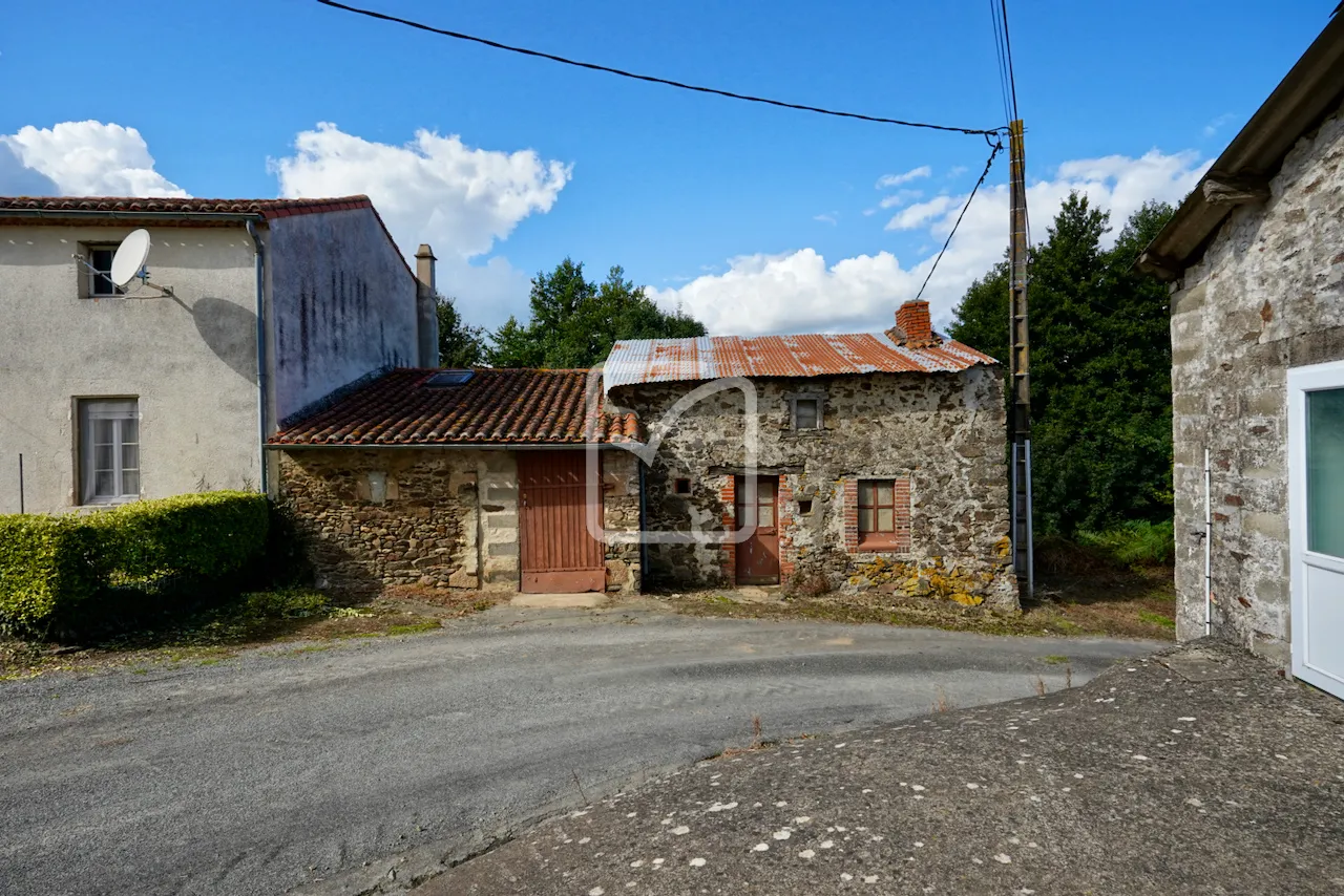 Maison à rafraîchir avec 3 chambres proche de Courlay 