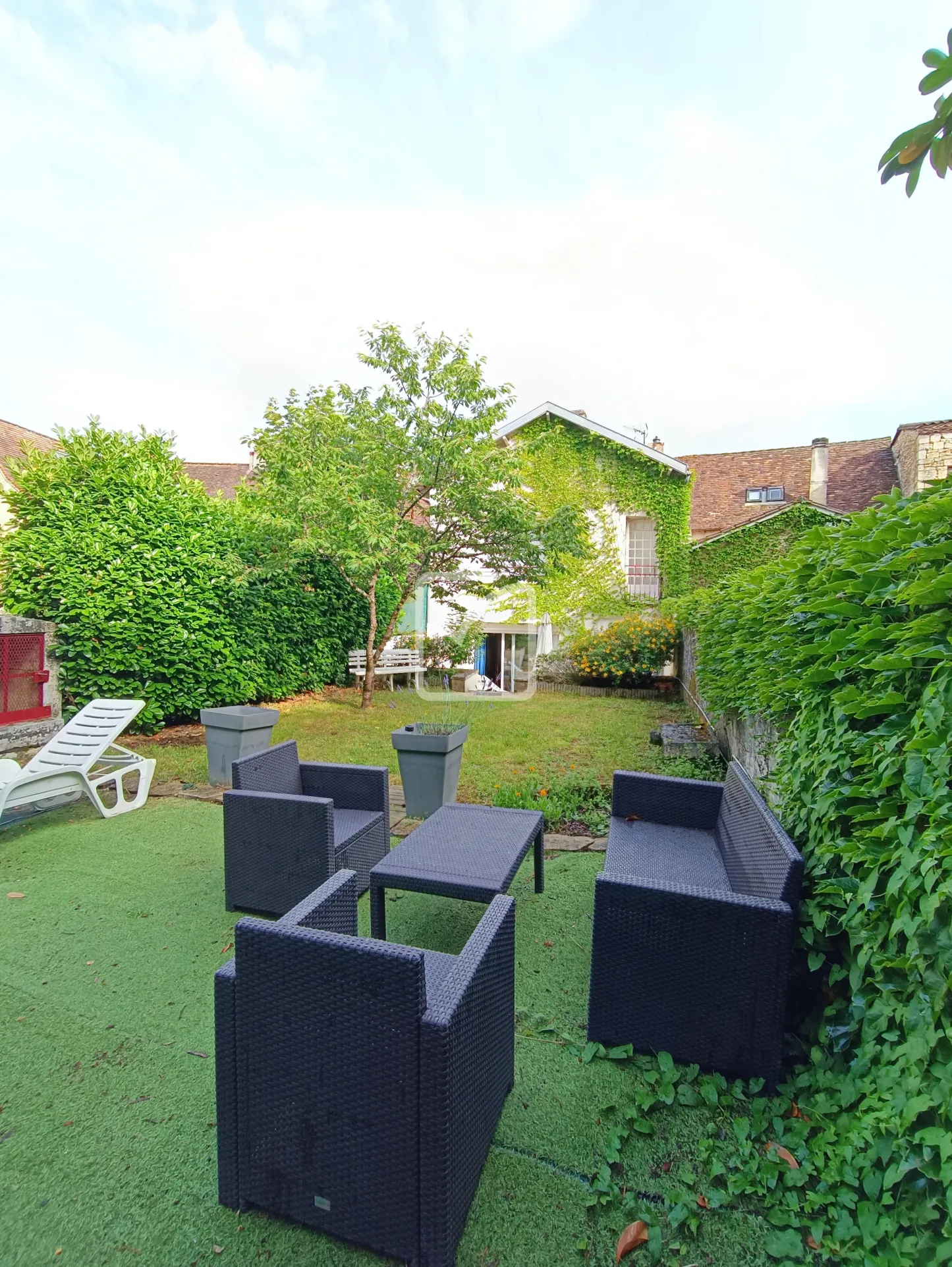 Maison de ville élégante avec jardin à Savignac les Églises 